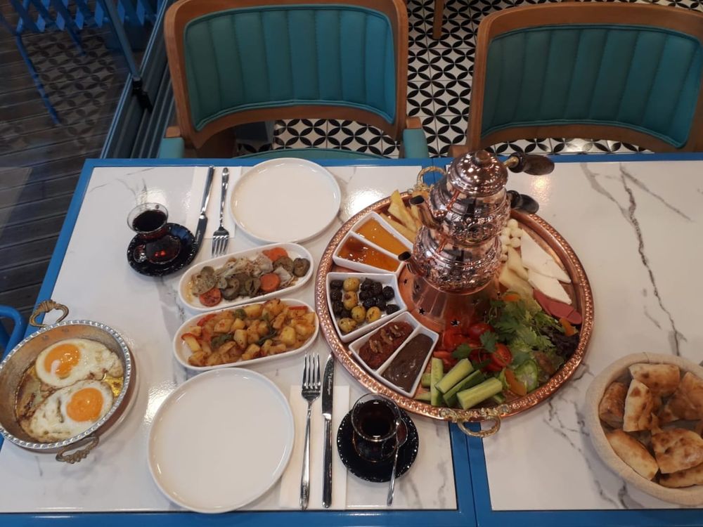 Bakır semaver ve sahanda yumurta ile zengin Vanilya serpme kahvaltısı