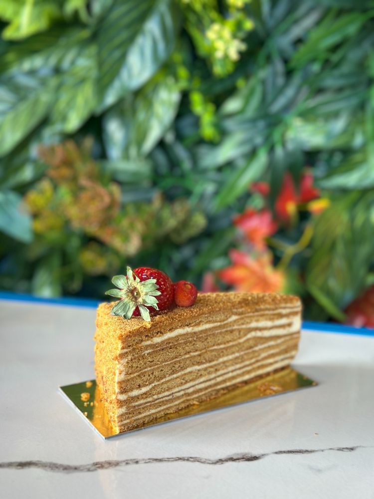 Çok katlı ballı pasta (medovik) dilimi